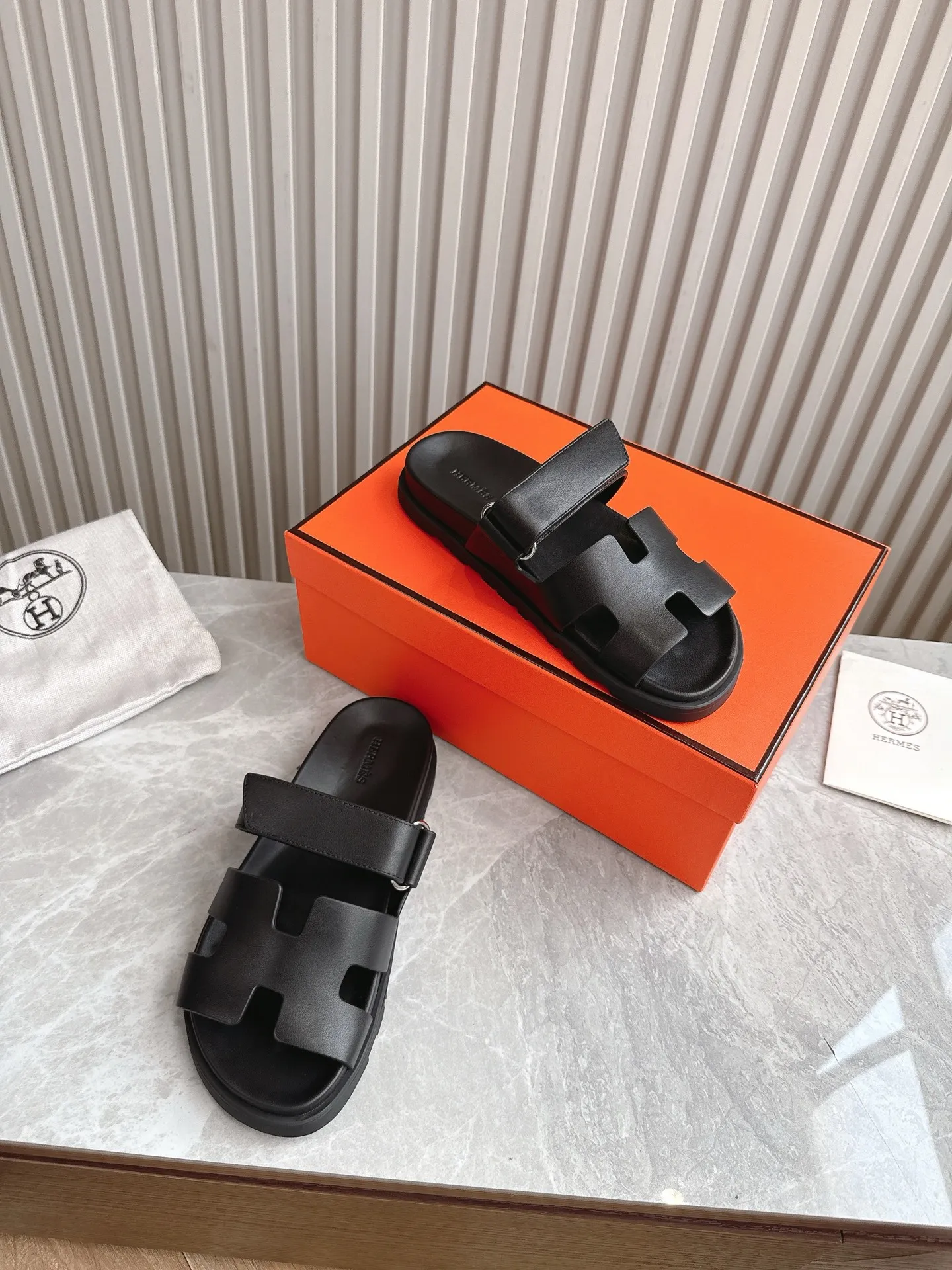 p480🐮🐮Couple model (top version) H family 2024 spring and summer new style HERMES Hermes' recently popular couple model pig nose angle sandals and slippers, paired with various colorful socks, popular. Upper: imported original deerskin (the genuine leather edging is not ordinary super migration). Lining: imported genuine leather. Outsole: Tpu non-slip and wear-resistant outsole. Size: Female 35-42 (40/42 non-returnable and non-exchangeable) Male size: 39-45 (45 non-refundable and non-exchangeable)